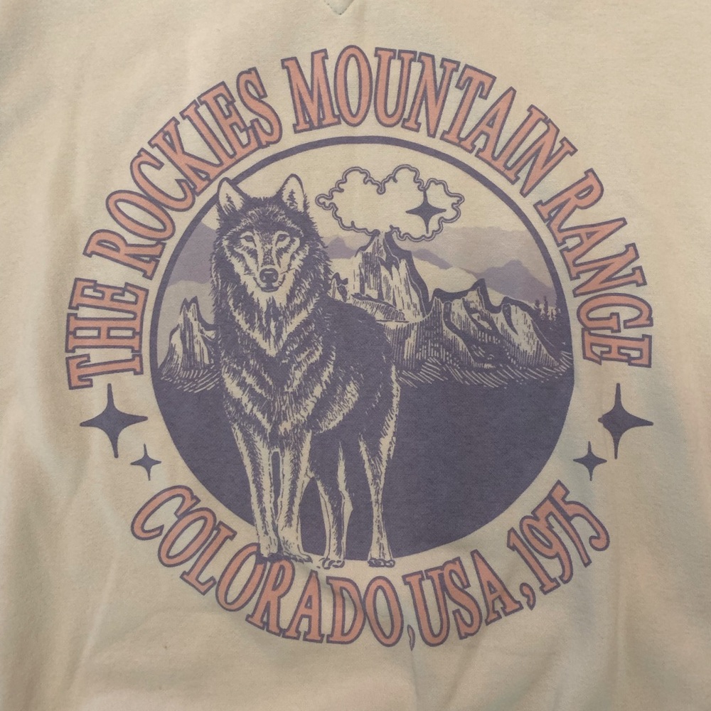 H&M Rocky Mountains of Colorado Wolf Graphic Sweatshirt
